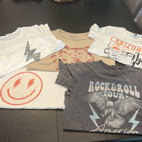 LOT of 5 Graphic Tees - Picture 1 of 6